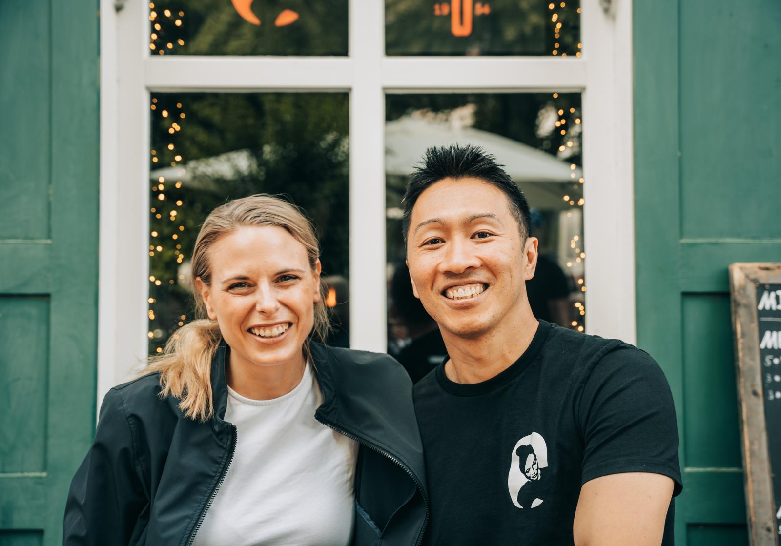 Shusei Kushida und seine Frau Jana vor einem Fenster des Yokos.